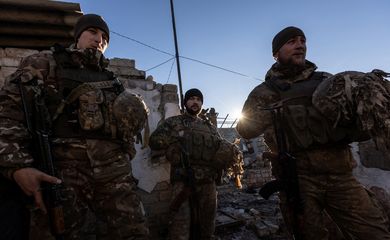 Membros das Forças Armadas ucranianas são vistos em posições de combate na região de Donetsk.