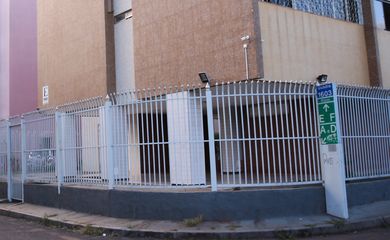 Brasília - Os prédios do bairro Cruzeiro Novo têm os pilotis fechados por grades (Wilson Dias/Agência Brasil)