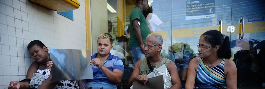 Vítimas do acidente entre dois trens da Supervia que deixou mais de 150 feridos no Rio de Janeiro, ontem (05), prestam depoimento na 53ª DP em Mesquita, na Baixada Fluminense