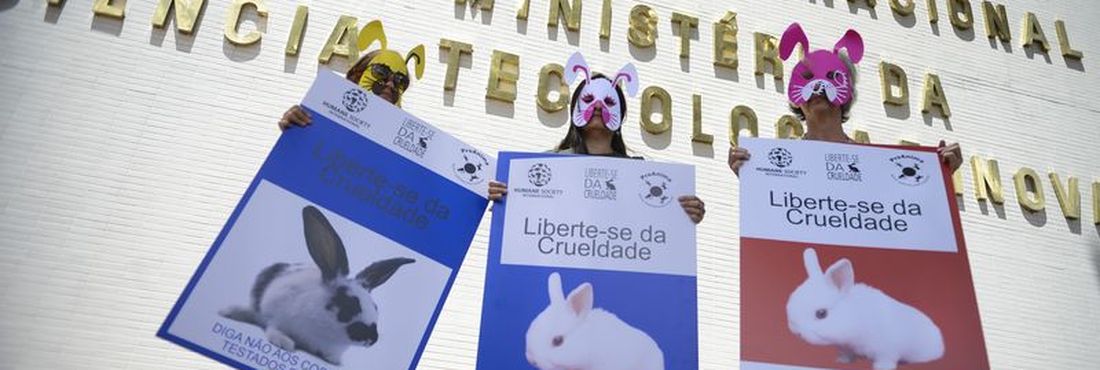 Brasília – Ativistas vestidos com máscaras de animais e fantasias fazem protesto em frente ao Ministério de Ciência e Tecnologia pedindo a proibição de testes em animais