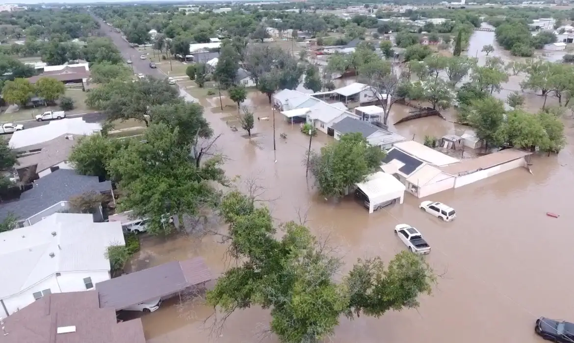 Imagens de drone mostram casas inundadas após chuvas torrenciais que desencadearam inundações repentinas ao longo do rio Guadalupe em San Angelo, Texas, EUA  04/06/2025, nesta imagem obtida de um vídeo de mídia social  Patrick Keely/via REUTERS