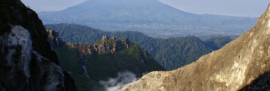 Monte Sinabung, na Indonésia, onde vulcão entrou em atividade por duas vezes no domingo (17) e segunda-feira (18)