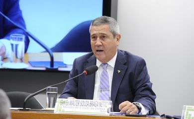 Esclarecimentos sobre vagas ociosas nos Hospitais das Forças Armadas. Ministro de Estado da Defesa, Walter Souza Braga Netto
