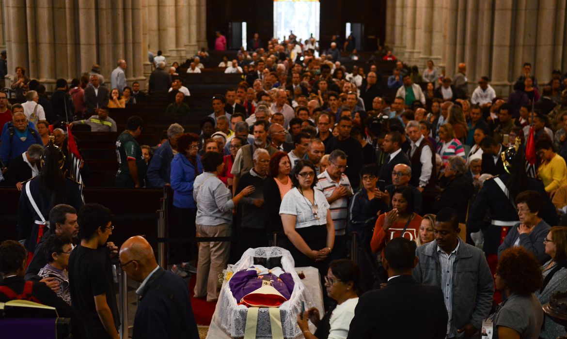São Paulo - Fiéis formam fila para se despedir de dom Paulo Evaristo Arns, na Catedral da Sé  (Rovena Rosa/Agência Brasil)