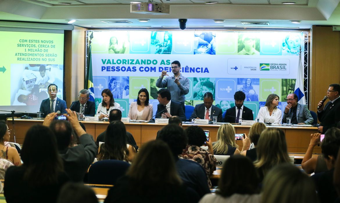 A primeira-dama Michelle Bolsonaro e o ministro da Saúde, Luiz Henrique Mandetta, durante anuncio no Dia Internacional da Pessoa com Deficiência