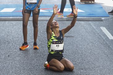 São Paulo (SP), 31/12/2024 - A brasileira Núbia de Oliveira (45) chega na terceira posição na pisputa da 99ª Corrida Internacional da São Silvestre. A tradicional corrida de rua tem expectativa de receber cerca de 37.500 corredores, público recorde.
O percurso da São Silvestre tem largada na Avenida Paulista (entre as ruas Frei Caneca e Augusta), vai até o Centro histórico e volta para a Paulista pela subida da Avenida Brigadeiro Luiz Antônio - difíceis quilômetros finais. Acaba em frente ao prédio da Fundação Cásper Líbero.
Foto: Paulo Pinto/Agência Brasil