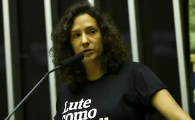  Mônica Benício, viúva da vereadora Marielle Franco, recebe a  Medalha Mietta Santiago, condecoração que visa valorizar iniciativas relacionadas aos direitos das mulheres