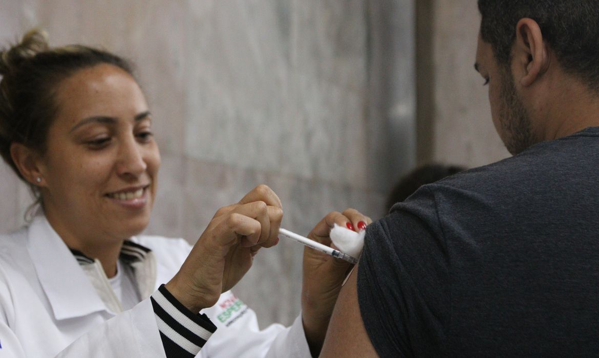 São Paulo (SP), 02/05/2023 - Aplicação da vacina bivalente contra a covid-19 no posto móvel de vacinação da Unidade Básica de Saúde - UBS República na galeria subterrânea da praça do Patriarca. Foto: Rovena Rosa/Agência Brasil