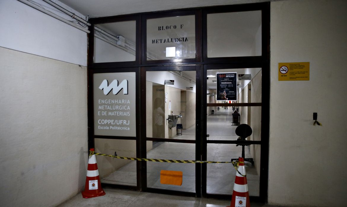 Corredor de acesso ao laboratório da Coppe/UFRJ que explodiu e deixou três feridos fica é interditado.