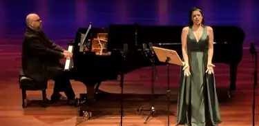 Pianista Vitor Philomeno e mezzo-soprano Luisa Francesconi em apresentação na Sala Cecília Meireles