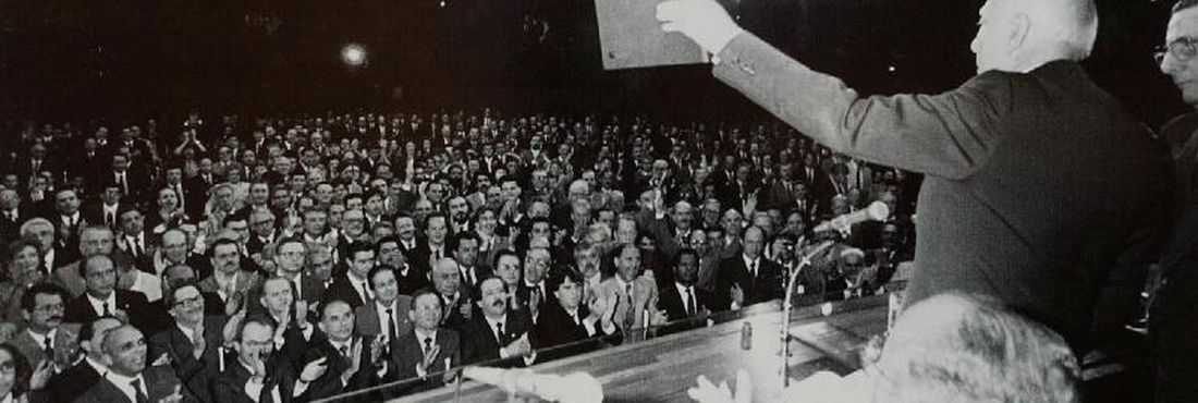 O parlamentar Ulysses Guimaraes durante a promulgação da Constituição de 1988