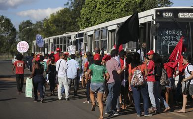 Brasília - Manifestantes protestam em frente ao Jaburu contra Michel Temer (Fabio Rodrigues Pozzebom/Agência Brasil)