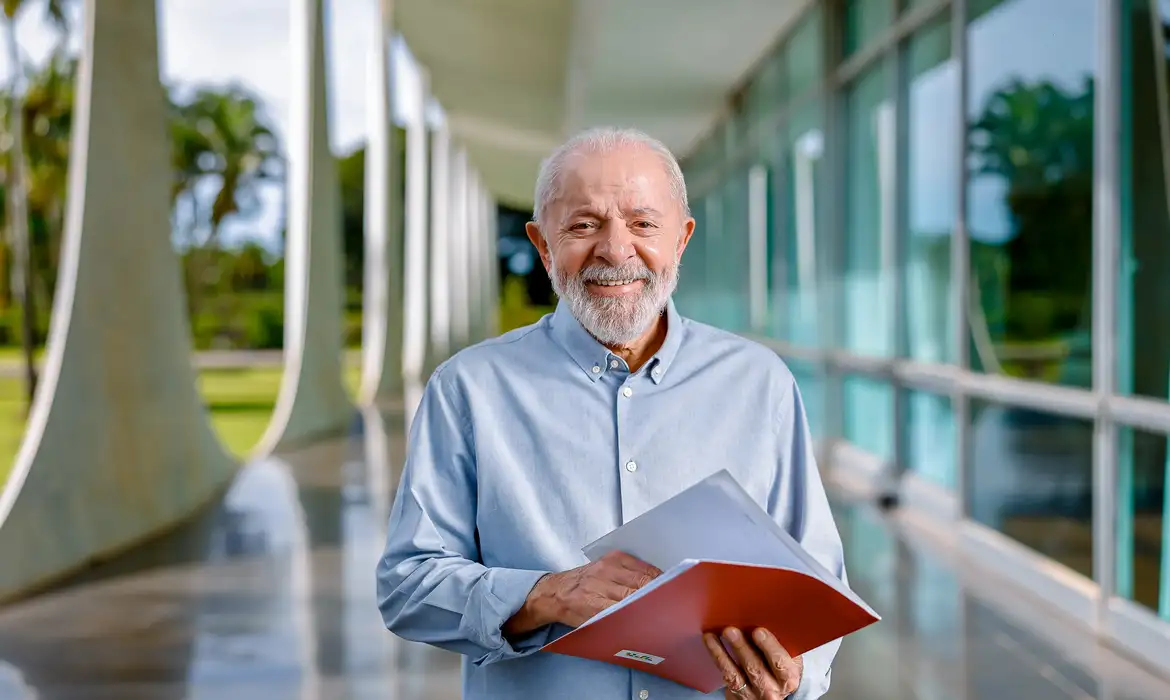 Presidente da República, Luiz Inácio Lula da Silva, durante entrevista para a Rádio Tupi FM, do Rio de Janeiro. Palácio da Alvorada, Brasília - DF.

Foto: Ricardo Stuckert / PR