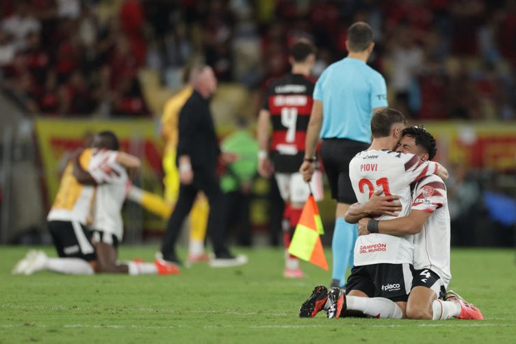 Estudiantes bate Fla e Palmeiras terá revanche pelo tetra da América