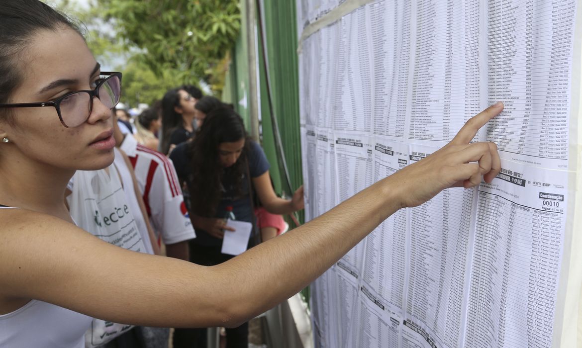 Brasília - Candidatos aguardam abertura do portões do UniCEUB para o primeiro dia de provas do Enem 2017(Valter Campanato/Agência Brasil)