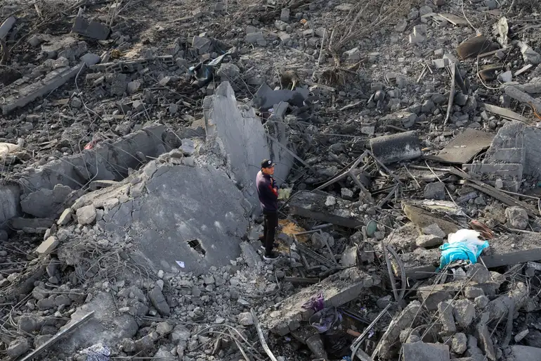 Destroços após ataque israelense em Khan Younis, sul de Gaza
 15/5/2025   REUTERS/Hatem Khaled