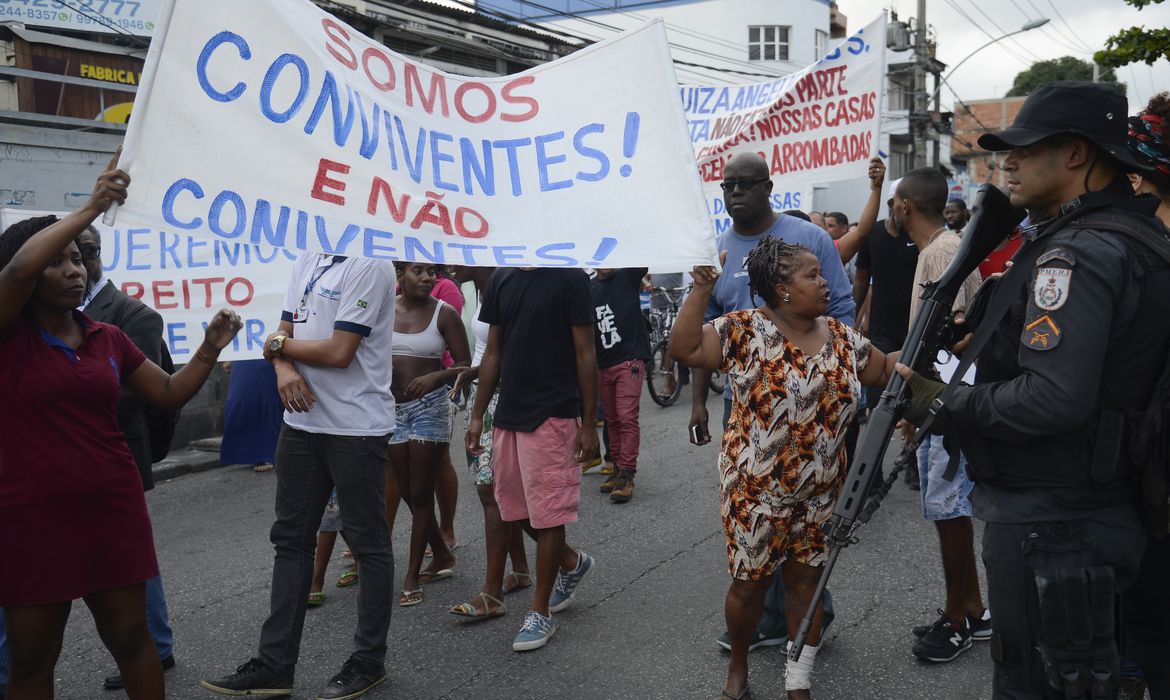 Rio de Janeiro - Moradores da Cidade de Deus protestam contra violações de direitos nas operações policiais após os confrontos com mortes na comunidade  (Fernando Frazão/Agência Brasil)
