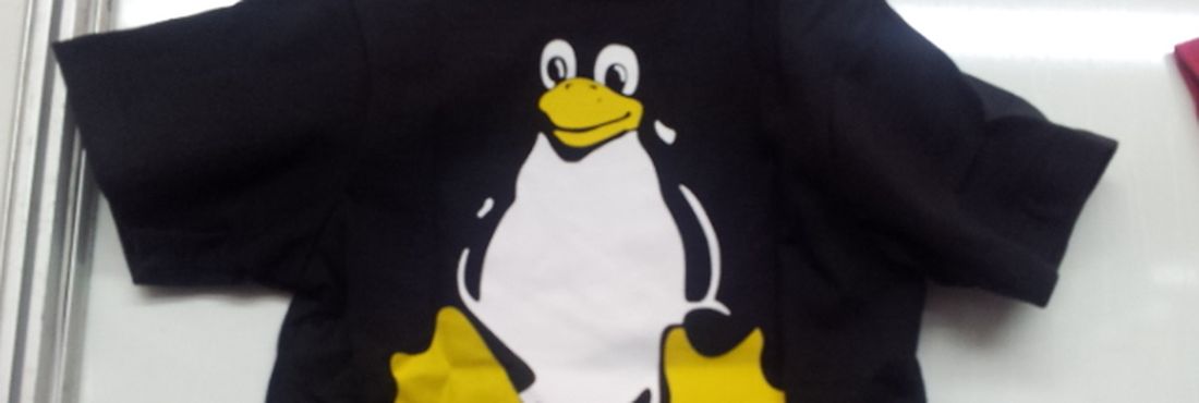 Camiseta estampada com pinguim do sistema Linux