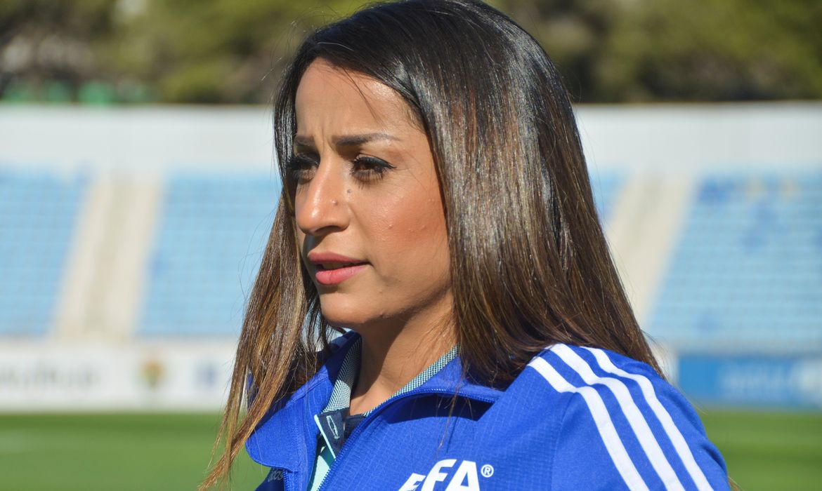 Esra'a al-Mobideen, que fez parte da primeira equipe de mulheres árbitras a apitar um jogo do campeonato da Jordânia, durante entrevista à Reuters em Amã