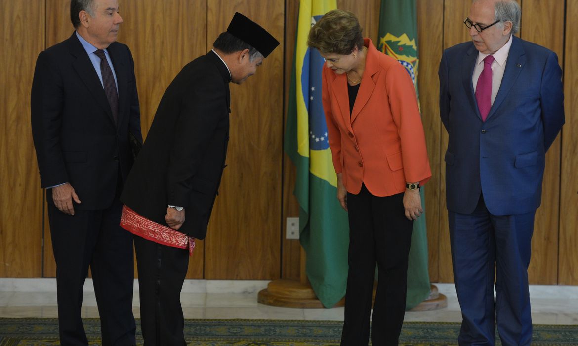 Brasília - A presidenta Dilma Rousseff recebe as cartas credenciais do novo embaixador da Indonésia no Brasil, Toto Riyanto, em cerimônia no Palácio do Planalto (José Cruz/Agência Brasil)