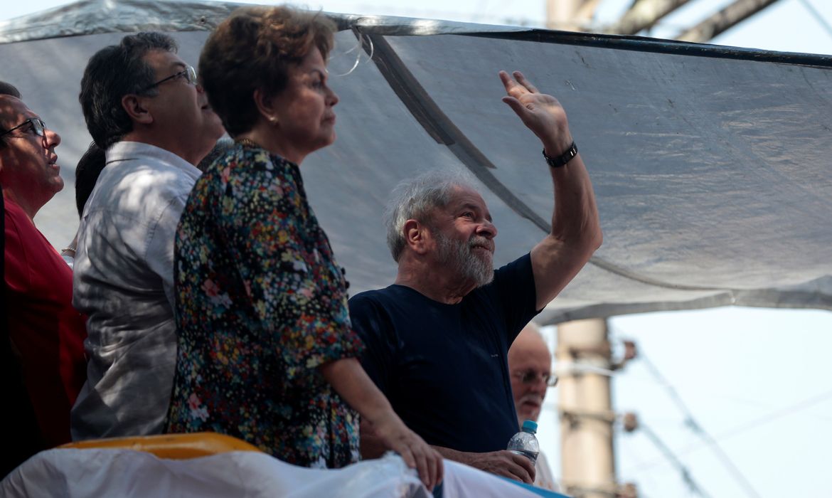 Ao lado da ex-presidente Dilma Rousseff, Lula participa de uma missa em memória da ex-primeira dama, Marisa Letícia, que faria hoje 68 anos. 