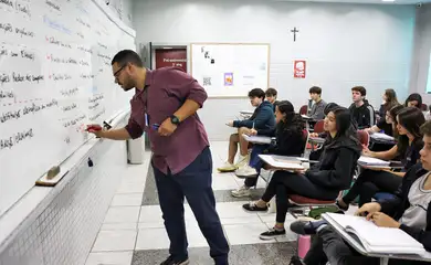 Brasília (DF), 24/10/2024 - Professor do colégio Galois, Samuel Rbeiro Costa, em sala de aula com alunos na preparação nos últimos dias antes da prova do Enem 2024. Foto: José Cruz/Agência Brasil