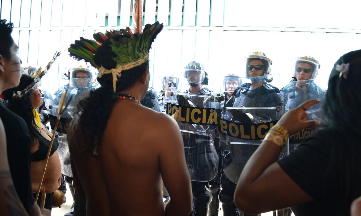 Índios tentaram invadir o Anexo 2 da Câmara dos Deputados, próximo à entrada que dá acesso às salas das comissões. Policiais conseguiram impedir a invasão (Antonio Cruz/Agência Brasil)