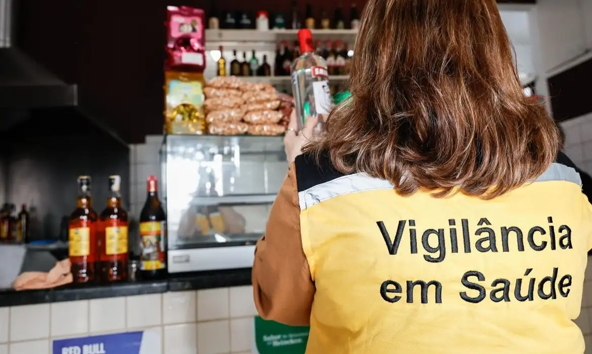 João Valério/Governo do Estado de SP Força-tarefa de SP apreende 117 garrafas de bebidas sem comprovação de procedência