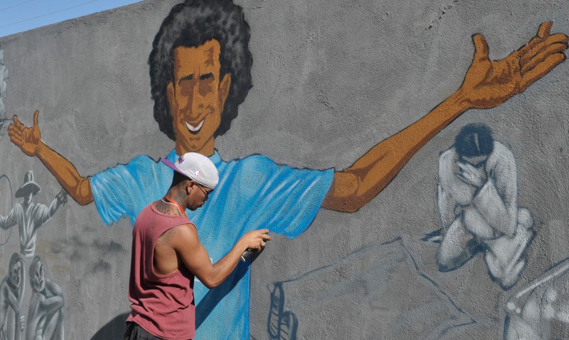 Jovens grafiteiros do DF criam um painel com o tema Juventude Negra e a Paz, em comemoração ao Dia Internacional da Juventude, nos muros do Complexo Sergio Vieira de Mello, na Casa da ONU (José Cruz/Agência Brasil)