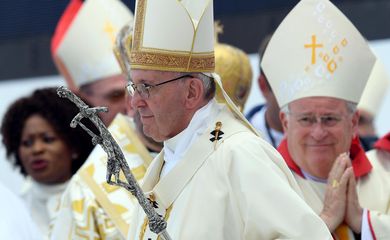 Papa Francisco chega para celebrar missa para no último dia da Jornada Mundial da Juventude, no Campus Misericordiae, em Cracóvia (Agência Lusa/Direitos Reservados)