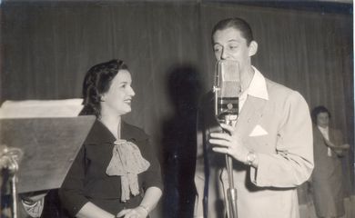 A cantora Emilinha Borba e César de Alencar nos estúdios da Rádio Nacional.