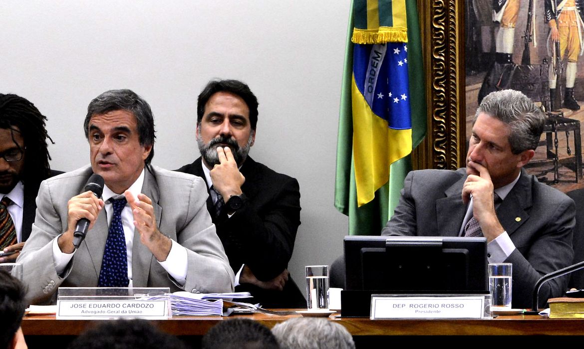 Brasília - O advogado-geral da União, José Eduardo Cardozo, faz sustentação oral em defesa da presidenta Dilma, na Comissão Especial do Impeachment, na Câmara dos Deputados  (Valter Campanato/Agência Brasil)