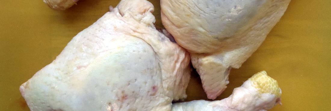 De acordo com os investigadores, alguns cortes de frango foram conservados em peróxido de hidrogênio, aditivo ilegal que retarda a data de validade, dando um aspecto de novo ao produto.