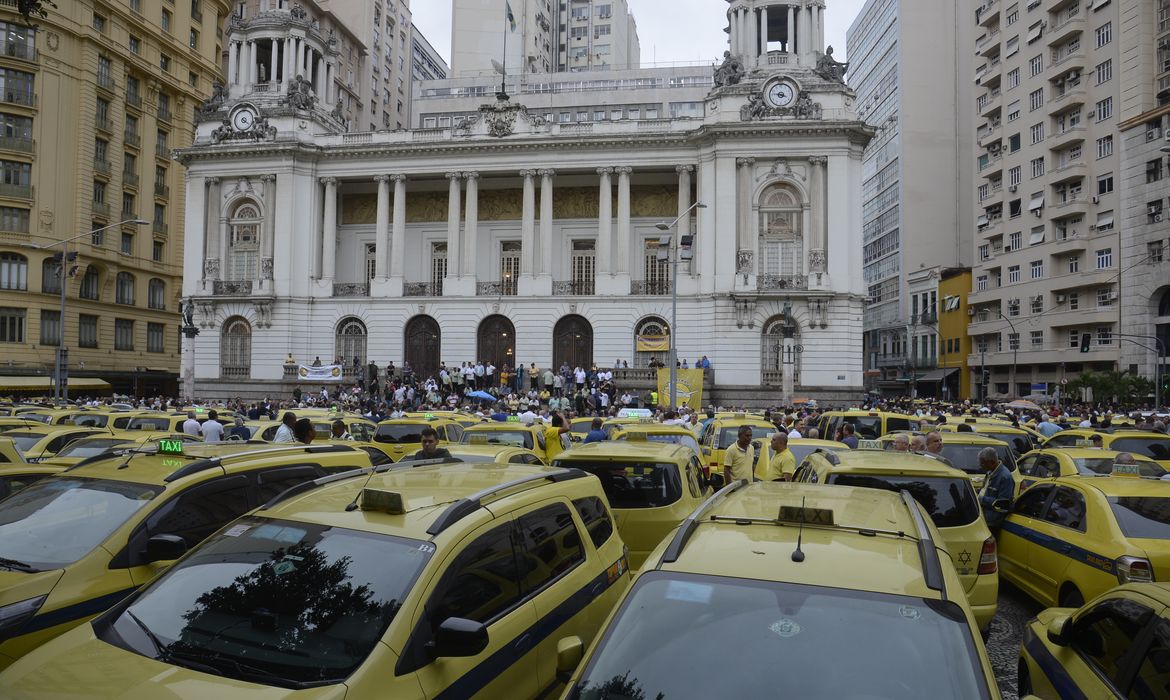  Taxistas protestam em frente à Câmara de Vereadores, durante debates do projeto de lei que estabelece regras para o transporte de passageiros por meio de aplicativos.