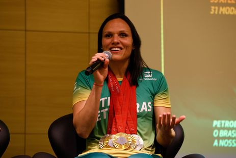 Rio de Janeiro (RJ), 20/09/2024 - A nadadora Carol Santiago fala durante encontro com os atletas do Time Petrobras que competiram nas Paralimpíadas de Paris 2024.  Foto: Tânia Rêgo/Agência Brasil