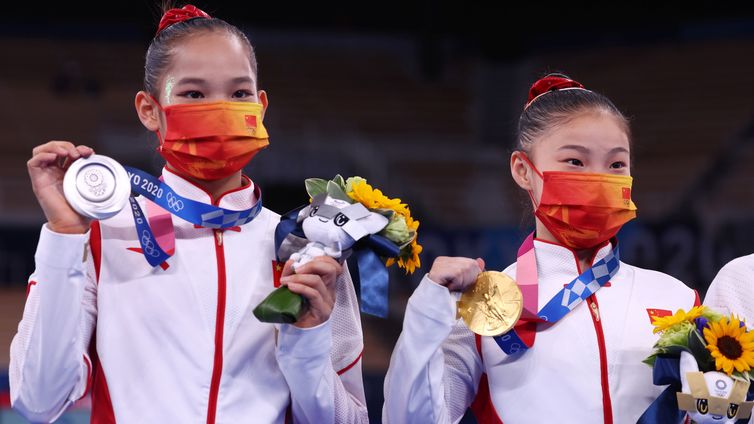 MIKE BLAKE Chenchen Guan e Xijing Tang; ouro e prata