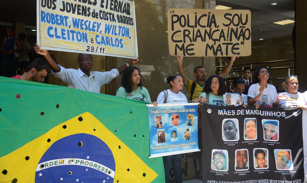 Rio de Janeiro - Parentes de cinco jovens mortos há um ano pela violência policial, em Costa Barros, pedem a punição dos culpados, em frente ao TJRJ  (Tânia Rêgo/Agência Brasil)