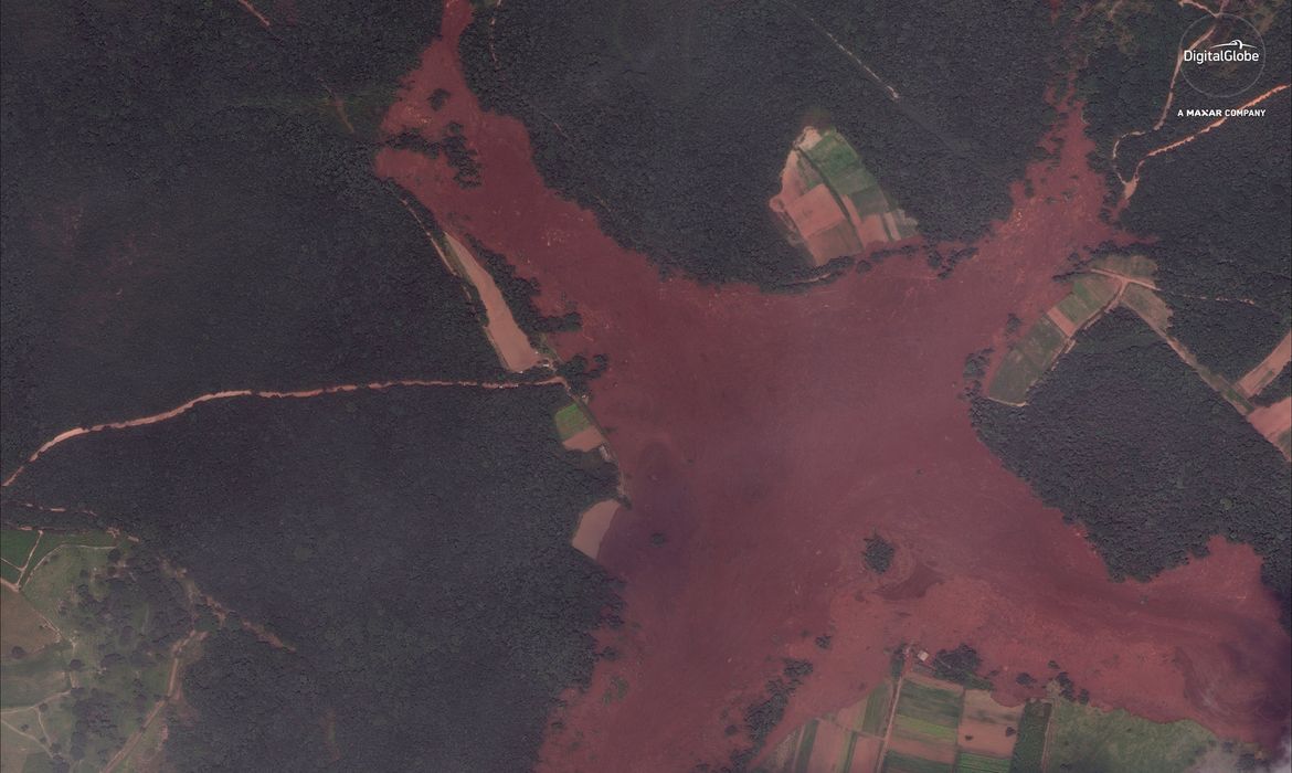 Área próxima a represa na mina do Córrego do Feijão, perto de Brumadinho, Brasil, é retratada após o colapso do dia 25 de janeiro de 2019 nesta foto de satélite de 26 de janeiro de 2019 obtida pela Reuters em 27 de janeiro de 2019.