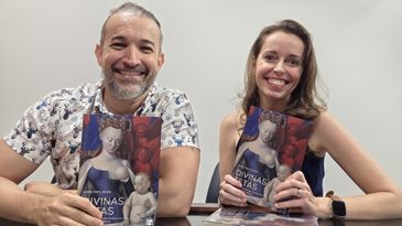 Apresentadora Isabela Azevedo com o historiador André Honor, autor do livro "Divinas Tetas"/Isabela Azevedo/EBC Apresentadora Isabela Azevedo com o historiador André Honor, autor do livro "Divinas Tetas"