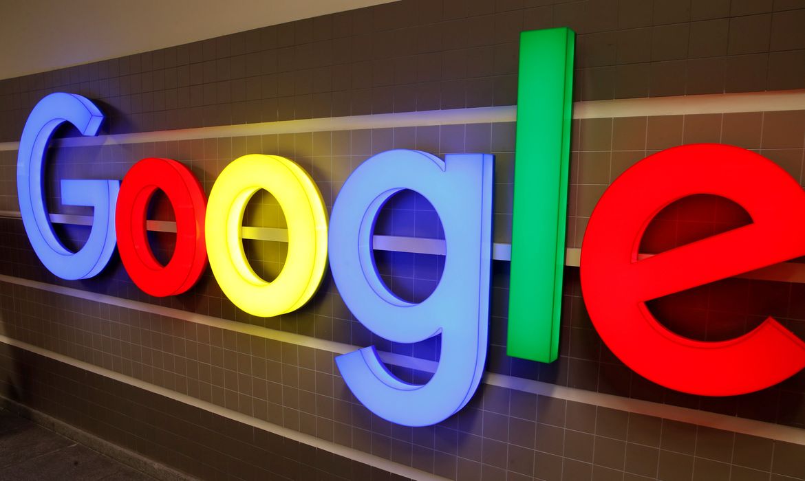 Logotipo do Google é exibido dentro de um prédio de escritórios em Zurique, Suíça. 