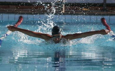 Aos 13 anos e com futuro promissor na natação, Bruno Medeiros de Oliveira tem notas altas na escola e tempos baixos dentro da piscina 