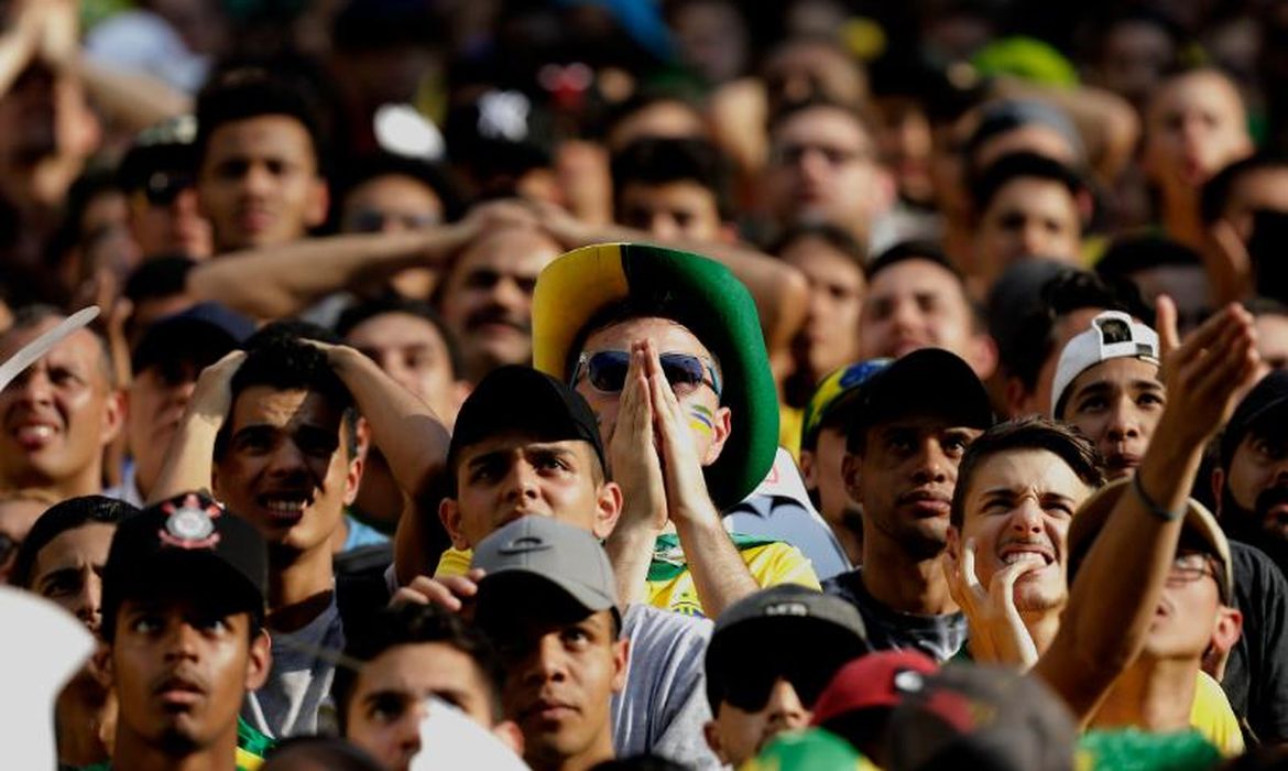 Multidão acompanha o jogo do Brasil contra a Bélgica no Vale do Anhangabaú, em São Paulo