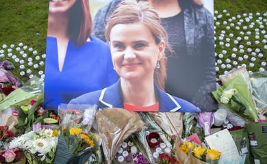 Britânicos fazem homenagens em memória de Jo Cox, como a deputada assassinada era conhecida