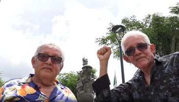 Os ex-vereadores Reginaldo Silva (esq.) e Severino Farias, de Abreu e Lima, PE, em frente ao monumento que celebra o primeiro comício por eleições diretas, em 1983.