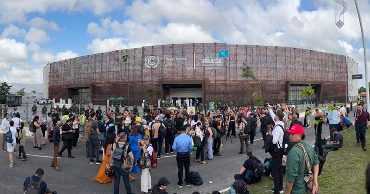 Brasília (DF) 14/11/2025 – Protesto na entrada principal da COP30.
Foto: Gabriel Corrêa/Rádio Nacional
