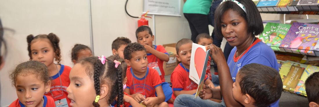 Crianças ouvem história na II Bienal Brasil do Livro e da Leitura
