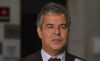Brasília - Senador Jorge Viana dá entrevista sobre a Lei Anti-Terrorismo sobre manifestações durante a Copa do Mundo de 2014 (José Cruz/Agência Brasil) 