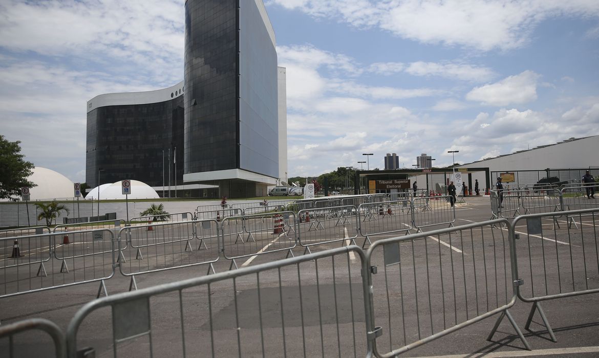 O TSE aumentou o esquema de segurança para acessar o prédio do tribunal neste domingo