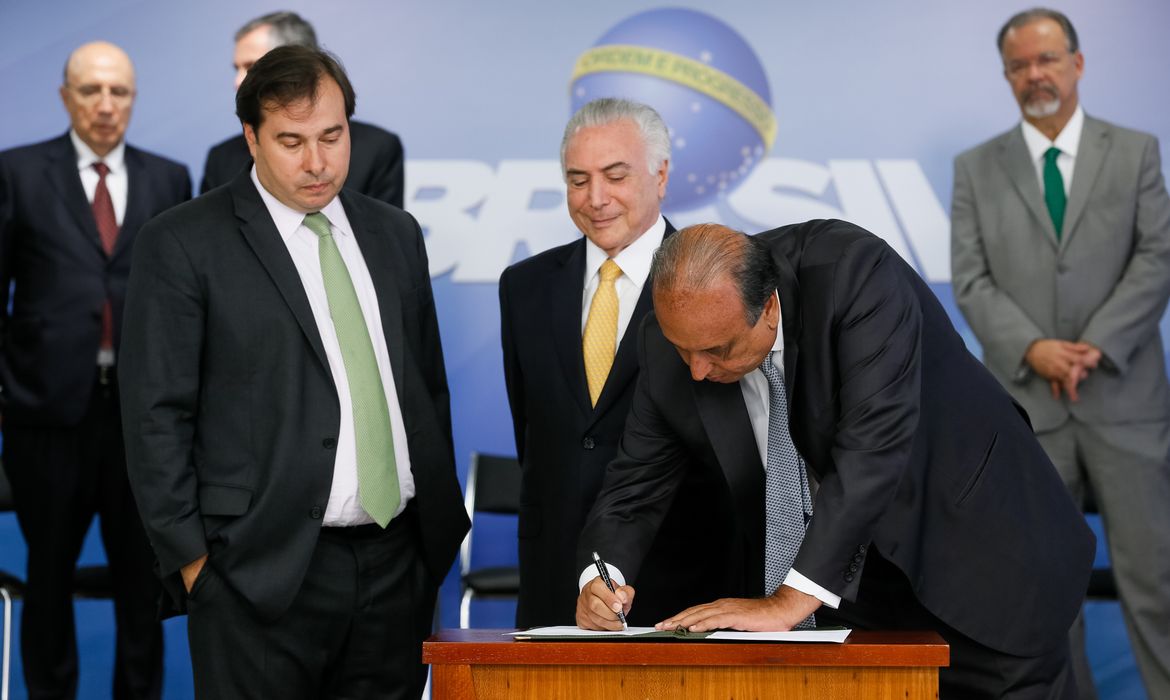Brasília - Governador Luiz Fernando Pezão durante cerimônia de assinatura de decreto de intervenção Federal no estado do Rio de Janeiro, no Palácio do Planalto (Beto Barata/PR)