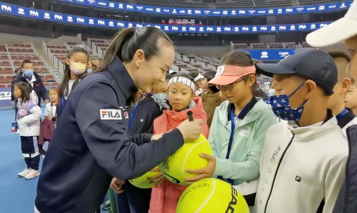 Tenista Peng Shuai dá autógrafos durante evento em Pequim